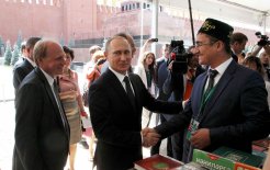 В 2015 году Владимир Путин  посетил  впервые проводившийся книжный фестиваль на Красной площади / Фото: Константин Завражин/РГ