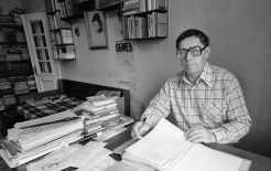 Писатель Юрий Трифонов в своем рабочем кабинете / Вячеслав Афонин / РИА Новости