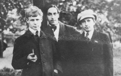 Есенин с приятелями-поэтами Мариенгофом и Эрдманом в 1921 году. Фото: 'Сергей Александрович Есенин' Том 7. Книга 3. Утраченное и найденное. Фотографии.