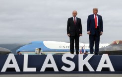 15 августа 2025. Президент РФ Владимир Путин и президент США Дональд Трамп (справа) во время встречи на военной базе Эльмендорф-Ричардсон на Аляске / Гавриил Григоров/РИА Новости