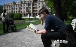 Посетитель парка 'Черное озеро' в Казани читает книгу / Александр Кряжев / РИА Новости 