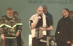 Егор Сергеев получает награду / Скриншот прямой трансляции финала 'Филатов феста'  Вконтакте