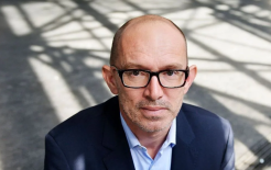 Laurent Mauvignier remporte le prix Goncourt 2025 avec « La Maison vide » - © Getty Images Europe Laurent Mauvignier remporte le prix Goncourt 2025 avec « La Maison vide » - © Getty Images Europe