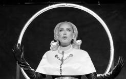 Кадр из клипа Адель “Oh My God”  / Источник: Vevo