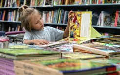  Мальчик рассматривает детскую книгу в Московском доме книги. Екатерина Чеснокова/РИА Новости
