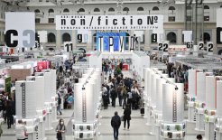 Посетители на международной ярмарке интеллектуальной литературы 'non/fictioN весна' в московском Гостином дворе. /  Кирилл Зыков/РИА Новости