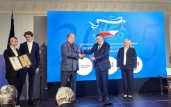 Сергей Степашин (слева) вручает награду Александру Хинштейну