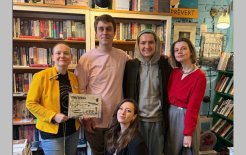 Максим Мамлыга (второй слева)  среди своих авторов и подписчиков / Нина Дашевская