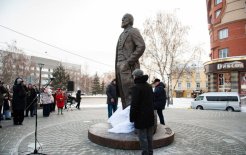 Памятник установили на пересечении проспекта Ленина и улицы Партизанской / Фото Сергея Зюзина Памятник установили на пересечении проспекта Ленина и улицы Партизанской / Фото Сергея Зюзина