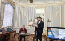 Аркадий Елфимов (слева) и Иван Лукьянов с презентуемой книгой в руках