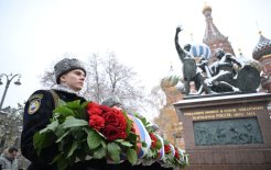 4 ноября 2024. Церемония возложения цветов к памятнику Кузьме Минину и Дмитрию Пожарскому на Красной площади в День народного единства. /  Рамиль Ситдиков/РИА Новости