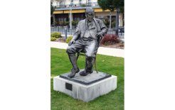 Памятник Владимиру Набокову перед гостиницей «Montreux Palace», где писатель провёл последние годы жизни / Wikipedia.org Памятник Владимиру Набокову перед гостиницей «Montreux Palace», где писатель провёл последние годы жизни / Wikipedia.org