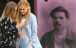 Посетители на книжном фестивале 'Красная площадь' в Москве во время интерактивной программы 'Максим Горький! Мы знаем! Мы читаем!'. / Максим Блинов/РИА Новости Посетители на книжном фестивале 'Красная площадь' в Москве во время интерактивной программы 'Максим Горький! Мы знаем! Мы читаем!'. / Максим Блинов/РИА Новости