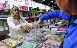 Посетитель участвует в лотерее на стенде издательства 'Эксмо' на Московской международной книжной ярмарке / Фото: Владимир Вяткин/РИА Новости