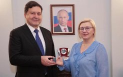 Директор Президентской библиотеки Юрий Носов и директор Северо-Западного филиала 'РГ' Анжелика Гурская / Предоставлено Президентской библиотекой