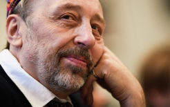 Николай Коляда во время пресс-конференции перед пресс-показом спектакля 'Калигула' по собственной одноименной пьесе на сцене Театрального центра 'На Страстном' в рамках рождественских гастролей екатеринбургского 'Коляды-Театра' в Москве. / Фото: Владимир Астапкович/РИА Новости