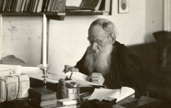 Лев Толстой за работой в кабинете дома в Ясной Поляне Фото: Владимир Чертков (источник - Государственный музей Л. Н. Толстого)