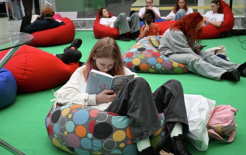 Посетители на международной ярмарке интеллектуальной литературы non/fictio№ в Гостином дворе в Москве. / Фото:  Владимир Вяткин/РИА Новости