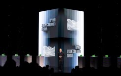 Константин Хабенский открывает церемонию Фото: mxat.ru