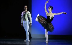 Оксана Кардаш и Артур Мкртчан в сцене 'Лебединое озеро' во время премьерного показа музыкального балетного спектакля 'Майя. Сюита любви' в Государственном Кремлевском дворце в Москве. Спектакль режиссера Игоря Теплова приурочен к столетию с дня рождения великой балерины Майи Плисецкой. / Фото: Владимир Астапкович/РИА Новости