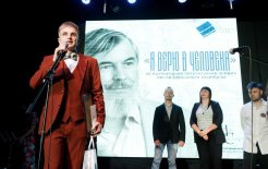 Поэт Василий Нацентов получает Международную литературную премию имени Казинцева / Фото: Оргкомитет премии