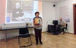 Клаудия Сканудра держит в руках книгу Тонино Гуэрра с авторским рисунком