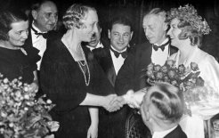 В день церемонии вручения И.А. Бунину Нобелевской премии. Стокгольм, 10 декабря 1933Слева направо: Г.Н.Кузнецова, А. Седых, В.Н.Бунина, неизв., И.А.Бунин, артистка А. Берг в роли св. Лютеции. / ru.wikipedia.org