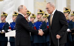 Путин вручил Кончаловскому госпремию в области литературы и искусства / Фото: Сергей Бобылев/РИА Новости Путин вручил Кончаловскому госпремию в области литературы и искусства / Фото: Сергей Бобылев/РИА Новости
