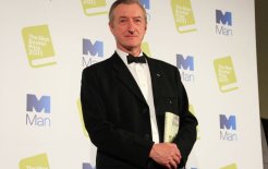  Джулиан Барнс позирует фотографам на церемонии вручения Букеровской премии за 2011 год. Барнс стал обладателем одной из самых престижных премий в англоязычной литературе за роман 'Ощущение конца' (The Sense of an Ending). / Елена Пахомова/РИА Новости