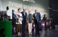 Создатели фильма 'На краю света', снятого по мотивам одноимённого рассказа Николая Лескова и получившего Гран-при 'Гранатовый браслет', с президентом фестиваля Владимиром Грамматиковым / Предоставлено пресс-службой кинофестиваля
