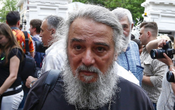 Протоиерей Михаил Ардов во время посадки цветов и черешневых деревьев в рамках фестиваля 'Черешневый лес' в Москве. 2013 год. / Валерий Левитин/РИА Новости

