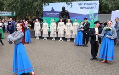 Основные мероприятия Шукшинских дней и подведение итогов кинофестиваля пройдут 25 июля на малой родине Василия Макаровича в селе Сростки на горе Пикет / Министерство культуры Алтайского края Основные мероприятия Шукшинских дней и подведение итогов кинофестиваля пройдут 25 июля на малой родине Василия Макаровича в селе Сростки на горе Пикет / Министерство культуры Алтайского края