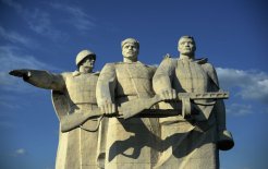 Мемориал памяти 28 героев-панфиловцев в Волоколамском районе / Фото: Владимир Сергеев/РИА Новости Мемориал памяти 28 героев-панфиловцев в Волоколамском районе / Фото: Владимир Сергеев/РИА Новости