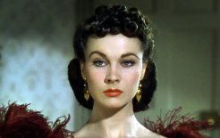 Актриса Вивьен Ли наиболее известна по легендарной роли Скарлетт О'Хара в фильме «Унесенные ветром» (1939), которая принесла ей первый «Оскар» Актриса Вивьен Ли наиболее известна по легендарной роли Скарлетт О'Хара в фильме «Унесенные ветром» (1939), которая принесла ей первый «Оскар»