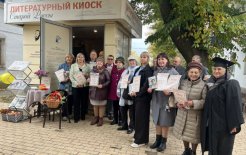 Литературный киоск с успехом работает в Старой Руссе уже пять лет. / Мария Голубкова