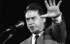 Москва. Интернациональный гала-концерт во Дворце спорта 'Динамо'. Выступает поэт Андрей Дементьев. Фото: Николай Малышев/Фотохроника ТАСС