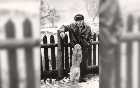 Константин Паустовский с любимой собакой Грозным около дома в Тарусе. / Из архива Музея Паустовского
