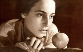 2 июня 1937 в  Киеве родилась поэтесса, переводчица, сценарист Юнна Петровна Мориц / Фотография Юнны Мориц с яблоком. Киев, 1957/litfund.ru
