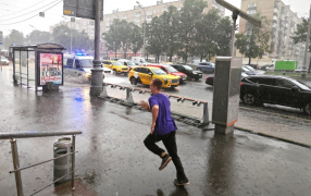 В Москве - ураган: на улице сильный ливень и порывы ветра до 23 м/с.  / Александр Корольков