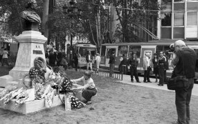 У памятника русскому поэту А.С. Пушкину в Тбилиси,  06.06.1999 / Рухкян Давид Кредит: РИА Новости