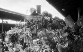 С днем Победы! Стихи 1945 года/ Встреча воинов-победителей на Белорусском вокзале в Москве. На паровозе лозунг 'Слава доблестным воинам героической Красной Армии, армии - победительнице'.  25.08.1945/ Фото: Израиль Озерский, РИА Новости