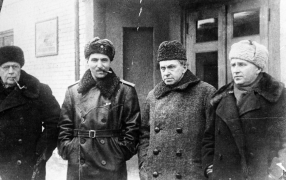 Цикл публикаций о Ташкенте  Игоря Вирабова. Комиссия по расследованию злодеяний фашистов и их пособников на оккупированных территориях СССР. Писатели А. Толстой, К. Симонов, И. Эренбург и начальник отдела Чрезвычайной государственной комиссии Д. Кудрявцев (слева направо).  Фото: И. Кудрявцев/РИА Новости. / журнал 'Родина'