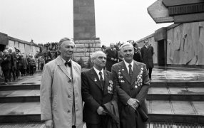 Поэт Михаил Дудин (слева), скульптор Михаил Аникушин, архитектор Сергей Сперанский у монумента в честь героической обороны Ленинграда / Никитин/ РИА Новости