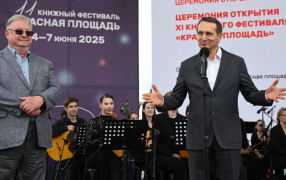 Президент Российского книжного союза Сергей Степашин (слева) и председатель Российского исторического общества Сергей Нарышкин выступают на церемонии открытия XI Книжного фестиваля 'Красная площадь' в Москве. / Кирилл Зыков / РИА Новости
