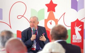 Третий день 'Красной площади' открыл Николай Долгополов. Он представил свою новую книгу 'Российская внешняя разведка. Мгновения и лица истории' / Сергей Куксин