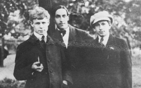 Есенин с приятелями-поэтами Мариенгофом и Эрдманом в 1921 году. Фото: 'Сергей Александрович Есенин' Том 7. Книга 3. Утраченное и найденное. Фотографии