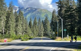 Территория гостиницы Alyeska Resort в курортном городке Гирдвуд, где, по сообщениям СМИ, 15 августа может состояться встреча президентов России и США Владимира Путина и Дональда Трампа. / Сергей Попов / РИА Новости