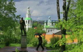 Памятник чаеторговцу купцу Александру Губкину и церковь Спаса Преображения в городе Кунгур, Пермский край. / Мария Ващук / РИА Новости