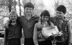 Маленький почтальон Сережа и его друзья. 1985 г. Красноуральск /Фото: Дмитрий Шеваров