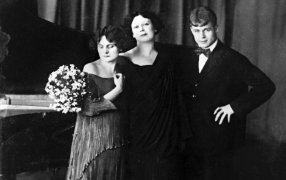 Сергей Есенин с Ирмой и Айседорой Дункан, 1920 год / Getty Images